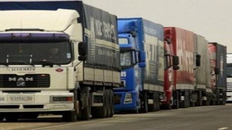 Десятки грузовиков с продуктами стоят в очереди на Керченскую переправу со стороны Кубани