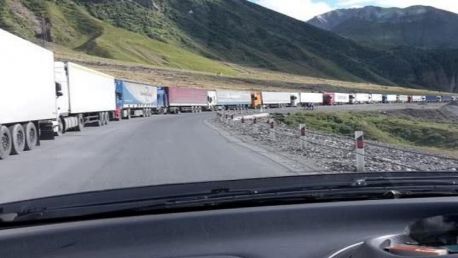 Военно-Грузинскую дорогу снова закрыли для грузовиков из-за непогоды